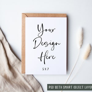 Mockup di biglietto verticale 5x7, PSD con livello oggetto intelligente e download JPEG, modello di biglietto di auguri bianco, modello di invito compleanno matrimonio