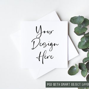 Mockup di biglietto d'auguri quadrato bianco con busta, mock up di invito minimo, PSD con livello oggetto avanzato e download di mock-up digitale JPEG