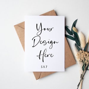 Mockup del biglietto d'auguri bianco 5x7 con busta Kraft, mock-up digitale del biglietto di compleanno Boho, mock up di invito al matrimonio ritratto, download JPEG