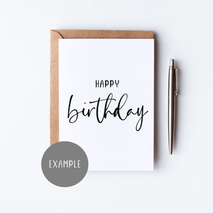 K&ouml;nnte beinhalten: Eine wei&szlig;e Karte mit einem braunen Umschlag dahinter. Die Karte tr&auml;gt den Text "Happy birthday" in schwarzer Schrift.