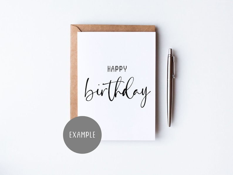 K&ouml;nnte beinhalten: Eine wei&szlig;e Karte mit einem braunen Umschlag dahinter. Die Karte tr&auml;gt den Text "Happy birthday" in schwarzer Schrift.