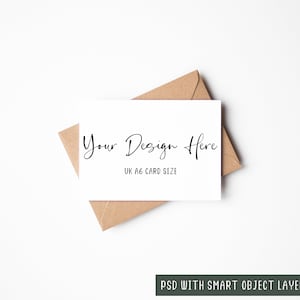 Maqueta de tarjeta de felicitación A6 mínima del Reino Unido en paisaje con envoltura kraft diagonal, capa de objetos inteligentes PSD y maqueta digital JPEG Descargar