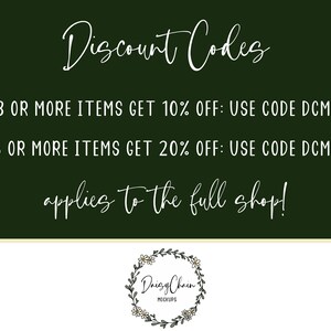 K&ouml;nnte beinhalten: Gr&uuml;ner Hintergrund mit wei&szlig;em Text, der "Discount Codes" und "BUY 3 OR MORE ITEMS GET 10% OFF: USE CODE DCM100FF" und "BUY 5 OR MORE ITEMS GET 20% OFF: USE CODE DCM200FF" und "applies to the full shop!" lautet, mit einem wei&szlig;en Blumenkranz mit dem Text "Daisy Chain MOCKUPS" in der Mitte.