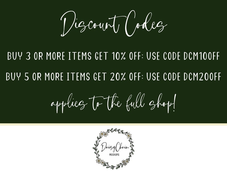 K&ouml;nnte beinhalten: Gr&uuml;ner Hintergrund mit wei&szlig;em Text, der "Discount Codes" und "BUY 3 OR MORE ITEMS GET 10% OFF: USE CODE DCM100FF" und "BUY 5 OR MORE ITEMS GET 20% OFF: USE CODE DCM200FF" und "applies to the full shop!" lautet, mit einem wei&szlig;en Blumenkranz mit dem Text "Daisy Chain MOCKUPS" in der Mitte.