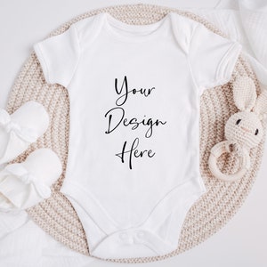 Maqueta de traje de chaleco de bebé, maqueta de mono blanco, lay plano de mameluco de bebé, fotografía con estilo de maqueta neutrales de babygrow, maqueta digital JPEG