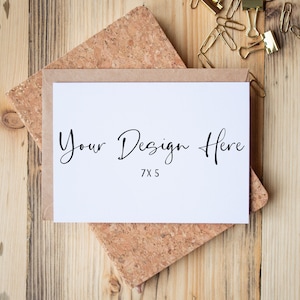 Maqueta de tarjeta de felicitación blanca de paisaje 7x5 con sobre Kraft, maqueta digital de tarjeta de cumpleaños, maqueta de invitación de boda, descarga JPEG