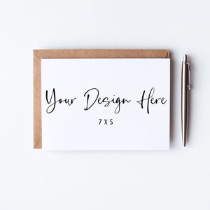 Mockup del biglietto d'auguri bianco 7x5 con busta Kraft, moderno mock-up digitale minimale, mock up di invito al compleanno del paesaggio, download JPEG
