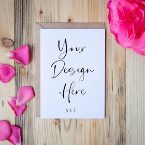 Mockup del biglietto d'auguri bianco 5x7 con busta Kraft, mock-up digitale per inviti di nozze, mock up per la festa della mamma di San Valentino JPEG Download