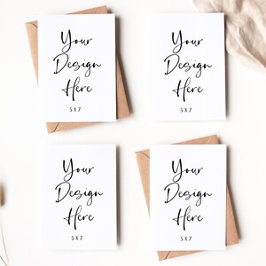 K&ouml;nnte beinhalten: Vier leere wei&szlig;e Karten mit braunen Umschl&auml;gen, jede Karte hat den Text "Your Design Here 5X7" aufgedruckt.