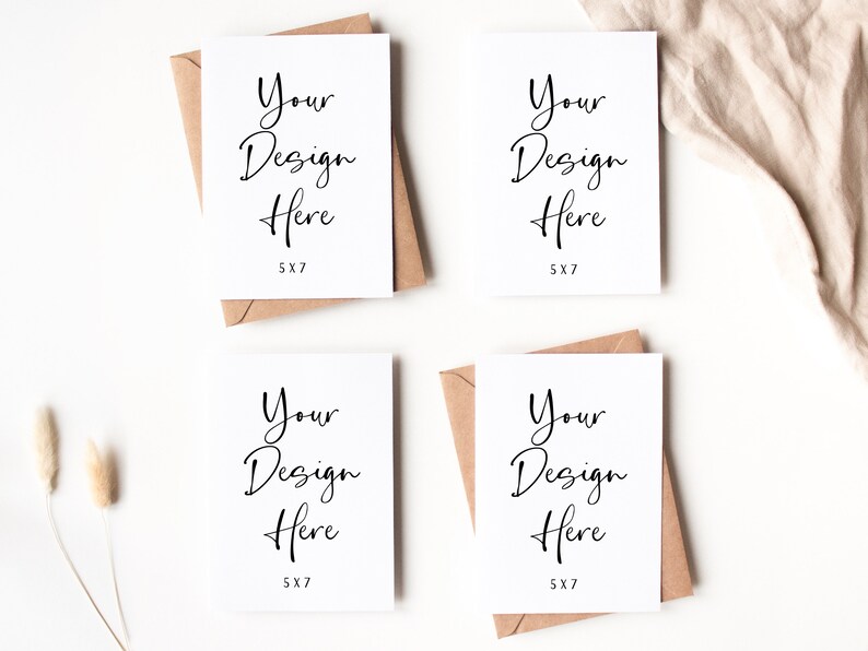 K&ouml;nnte beinhalten: Vier leere wei&szlig;e Karten mit braunen Umschl&auml;gen, jede Karte hat den Text "Your Design Here 5X7" aufgedruckt.