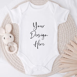 Mockup di gilet per neonati, mockup di body con gilet bianco, tutina per neonati in piano, mockup di body neutri in stile fotografico, mockup digitale JPEG