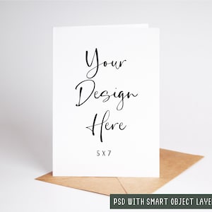 Mockup di biglietto d'auguri con ritratto in piedi minimo 5x7, mock-up PSD con livello di oggetti intelligenti e download di mock-up digitale JPEG