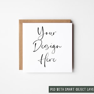 Mockup di biglietto d'auguri quadrato minimo con busta Kraft, mock up di invito di compleanno bianco, download di mock-up digitale PSD e JPEG