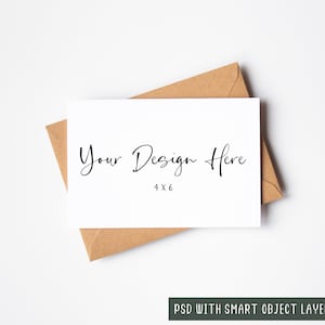 Minimal 4x6 Grußkarte Mockup in Landschaft mit diagonalem KraftUmschlag, PSD Smart Object Layer und JPEG Digital Mock-up Download