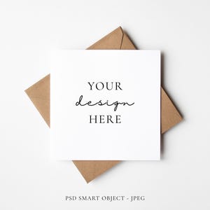 Maqueta de tarjeta de felicitación cuadrada minimalista con sobre kraft (PSD y JPEG)