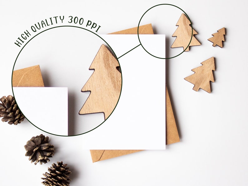 K&ouml;nnte beinhalten: Eine wei&szlig;e Karte mit einem braunen Umschlag auf wei&szlig;em Hintergrund. Um die Karte herum liegen verstreut Holz-Weihnachtsbaumschmuck. Der Text "HIGH QUALITY 300 PPI" ist in einem Kreis um die Karte geschrieben.