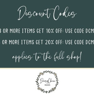 K&ouml;nnte beinhalten: Ein gr&uuml;ner Hintergrund mit wei&szlig;em Text, der "Discount Codes" lautet und zwei Rabattcodes auflistet: "BUY 3 OR MORE ITEMS GET 10% OFF: USE CODE DCM100FF" und "BUY 5 OR MORE ITEMS GET 20% OFF: USE CODE DCM200FF". Der Text "applies to the full shop!" ist ebenfalls enthalten. Ein wei&szlig;er Kranz mit dem Text "Daisy Chain MOCKUPS" befindet sich am unteren Rand des Bildes.