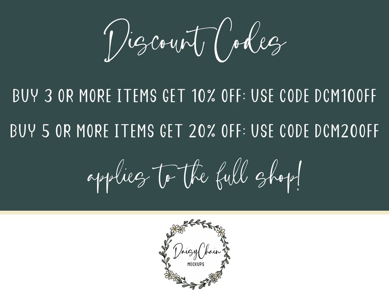 K&ouml;nnte beinhalten: Ein gr&uuml;ner Hintergrund mit wei&szlig;em Text, der "Discount Codes" lautet und zwei Rabattcodes auflistet: "BUY 3 OR MORE ITEMS GET 10% OFF: USE CODE DCM100FF" und "BUY 5 OR MORE ITEMS GET 20% OFF: USE CODE DCM200FF". Der Text "applies to the full shop!" ist ebenfalls enthalten. Ein wei&szlig;er Kranz mit dem Text "Daisy Chain MOCKUPS" befindet sich am unteren Rand des Bildes.