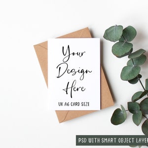 UK A6 White Greeting Card Mockup Kraft Envelope, Portrait Birthday Invitation Mock Up, PSD Smart Object Layer Digital Mock-up, JPEG Descargar