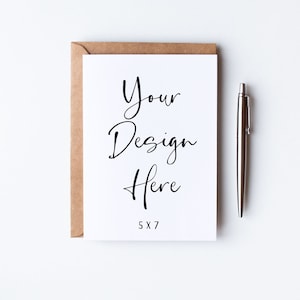 5x7 Weiße Grußkarte Mockup mit Kraftumschlag, Moderne Minimal Digitale Mock-up, Portrait Geburtstag Einladung Mock Up, JPEG Download