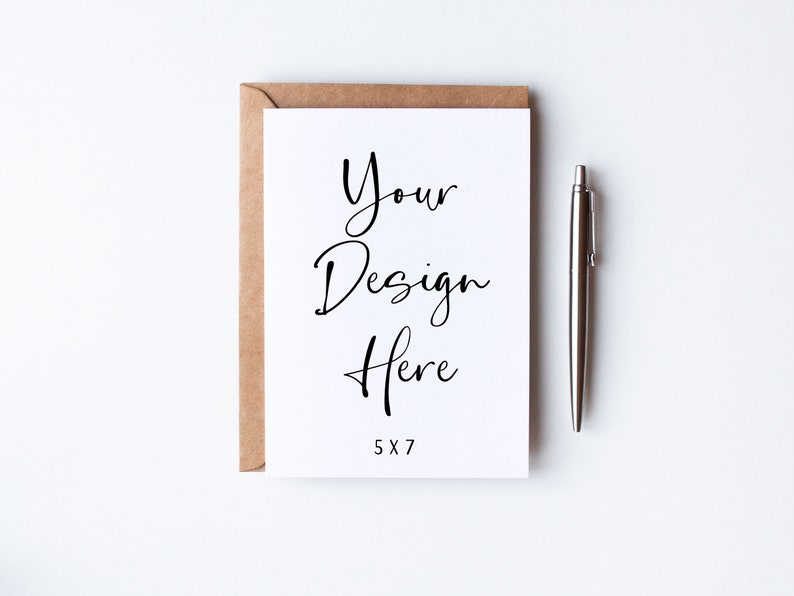 K&ouml;nnte beinhalten: Eine wei&szlig;e Karte mit einem braunen Umschlag dahinter. Die Karte tr&auml;gt den Text "Your Design Here" in schwarzer Kursivschrift. Die Karte tr&auml;gt auch den Text "5x7" in schwarz unten gedruckt. Ein silberner Stift liegt auf einer wei&szlig;en Oberfl&auml;che rechts neben der Karte.