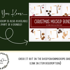 K&ouml;nnte beinhalten: Ein Weihnachts-Mockup-Paket mit 6 JPEG- und 6 PSD-Dateien. Das Bild zeigt eine flache Anordnung von wei&szlig;en Karten mit Umschl&auml;gen, Tannenzapfen, Zimtstangen, getrockneten Orangen und anderen festlichen Dekorationen.