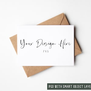 Mockup di biglietto d'auguri 7x5 minimo con busta Kraft diagonale, livello di oggetti avanzati PSD e download di mock-up digitale JPEG