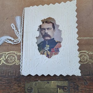 WW1 reliëf kerst-nieuwjaar kastkaart Lord Kitchener gekleurde foto Afmetingen ca. 4 x 3 inch Uitstekende staat