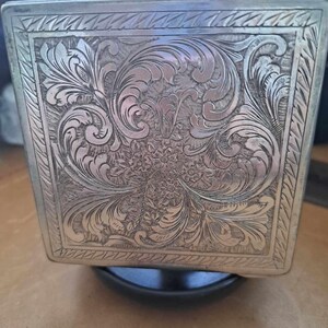 Bel étui en argent gaufré de style Art nouveau avec la photo d'une petite fille en bel état 3 x 3 pouces étui pour cartes/cigarettes ?