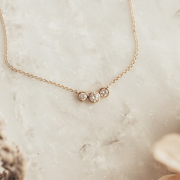 Collier serti de lunette de trois pierres, collier délicat de trio, collier minimaliste argenté, collier d'usage quotidien, collier rond de diamant de Moissanite