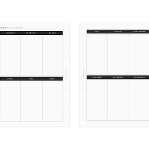 Op de afbeelding: Een zwart-witte printbare plannerpagina met de tekst "YEAR AT A GLANCE" bovenaan. De pagina is verdeeld in twaalf secties, &eacute;&eacute;n voor elke maand van het jaar. Elke sectie heeft een zwarte kop met de naam van de maand.