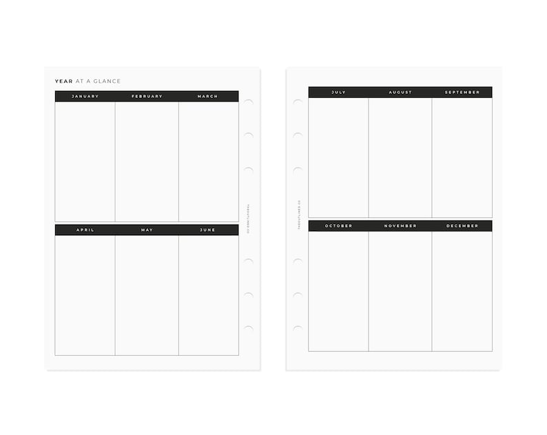 Op de afbeelding: Een zwart-witte printbare plannerpagina met de tekst "YEAR AT A GLANCE" bovenaan. De pagina is verdeeld in twaalf secties, &eacute;&eacute;n voor elke maand van het jaar. Elke sectie heeft een zwarte kop met de naam van de maand.