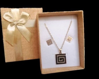 Neclase and earings  in a gift box, in a variaty of designs
