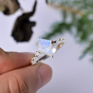Anello in pietra di luna arcobaleno naturale-Anello vintage in argento sterling-Anello di pietra preziosa taglio aquilone-Anello promessa per il suo anniversario Regalo-Anello di fidanzamento