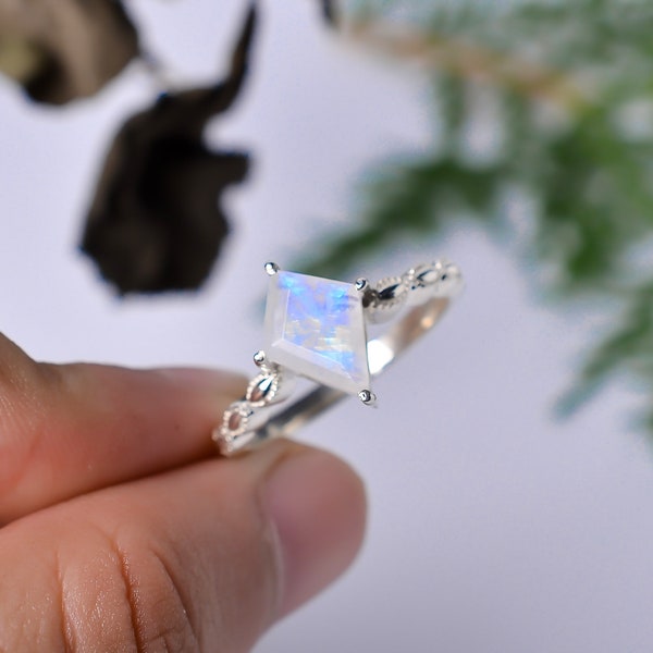 Natural Rainbow Moonstone Ring-Vintage Sterling Silver Ring-Kite Cut Gemstone-Promise Ring For Her-Anniversary Gift-Engagement Ring