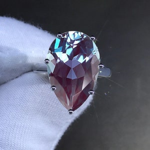 Anillo de piedra preciosa de alejandrita, anillo minimalista de corte de pera para mujer, plata de ley 925, anillo de compromiso, anillo de aniversario de boda, cambio de color