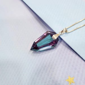 Colgante de alejandrita con corte de escudo: collar de plata de ley 925 con cambio de color