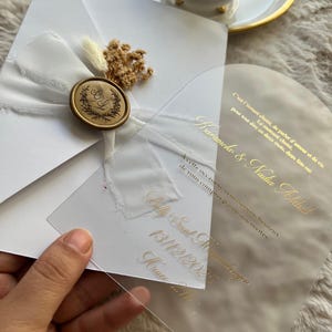 Acrylic Arch Wedding Invitation with Wax Seal, Dried Flowers & White Envelope | Elegant Clear Gold Foil Invite for Modern Couples
