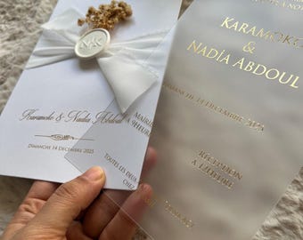 Invitación de boda de acrílico esmerilado con sello de lacre y flores secas: elegante y moderna invitación francesa con lámina dorada.