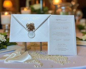 Luxus Perlen-Umschlag-Hochzeitseinladung mit weißem Wachs-Siegel & goldenen arabischen Versen | Elegante muslimische Nikah-Karte | Getrocknete Blumen Design