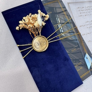 Convite de casamento em folha de ouro: design elegante de arco de acrílico