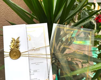 Invitación de boda de lujo con arco y sello de lacre: invitación acrílica con lámina dorada