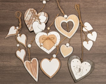 Herzförmige hängende handgemachte Verzierungen aus Holz, dekorative hängende Verzierungen für Hochzeit Valentinsgruß-Zuhause-Auto-Dekoration.