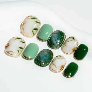 Handmade Press On Nail Short Round Oval Green Gold Flower On Fake Tip Design Art Charms Cute with Box 10 Pcs