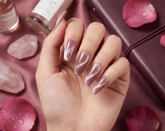 Sun&Beam Nails Handgemaakte Press-On Effen Kleur Medium Doodskist met Fuchsia Roze Kleur Cat Eye Ontwerp Magneet Charm Leuke Valse Nagel Tips 10 Stuks