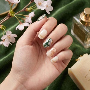 Sun&Beam Nägel Handgefertigte Kurze Runde Grün Gold Weiße Künstliche Nagelspitzen mit niedlicher 3D Blume Beliebtes Charm Design Press On Nails 10 Stück