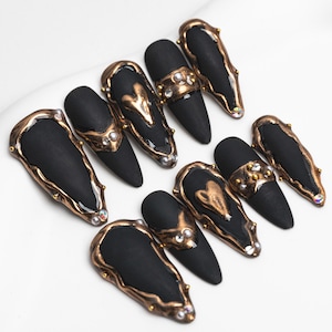 Handgemachte Press auf Nagel Mittellange Mandel Stiletto Schwarz Gold Herz Fake Spitze 3D Design Kunst Charms niedlich mit Aufbewahrungsbox 10 Stück