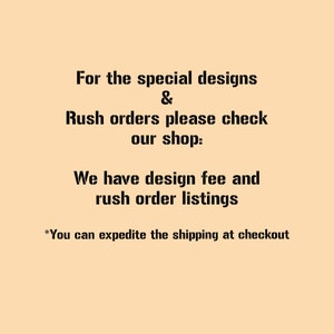 Puede incluir: Texto sobre un fondo beige que dice: "Para los dise&ntilde;os especiales & Pedidos urgentes por favor revise nuestra tienda: Tenemos tarifa de dise&ntilde;o y listas de pedidos urgentes *Puede acelerar el env&iacute;o en el pago"