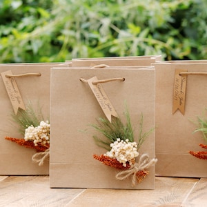 Sacs de cadeaux en vrac, Sacs de cadeaux de mariage, Cadeaux de remerciement, Pochettes cadeaux de demoiselle d'honneur, Sac kraft avec fleurs et étiquette personnalisée, Sac de mariage d'hôtel