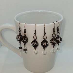 Steampunk! Drahtkugel-Ohrringe mit Glasperlen.